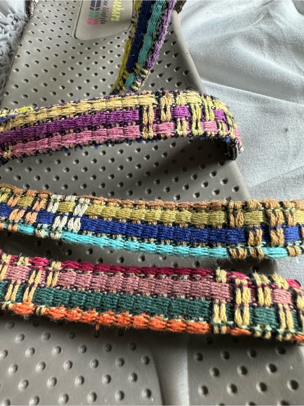 Skechers woman’s Beige Sandals with Multicolor Woven Straps - Picture 11 of 12